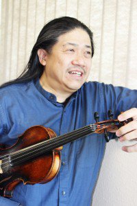 Wai Mizutani portrait holding violin